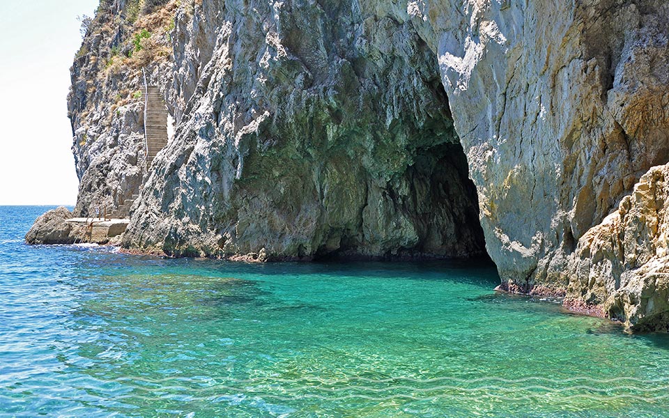 Yacht Charter Hotspot Emerald Grotto in Campania Yacht Charter Hotspot Emerald Grotto in Campania